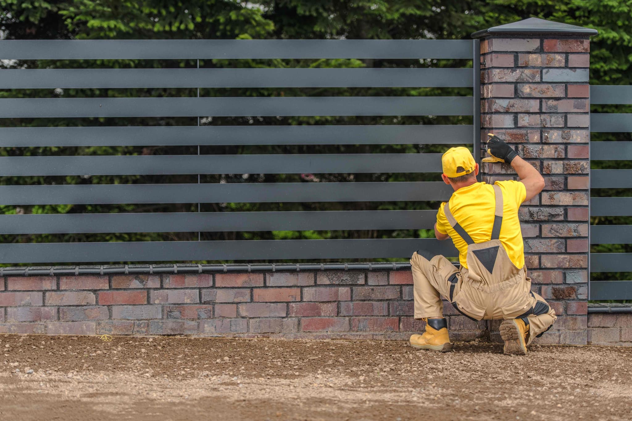 metal-panels-fence-building